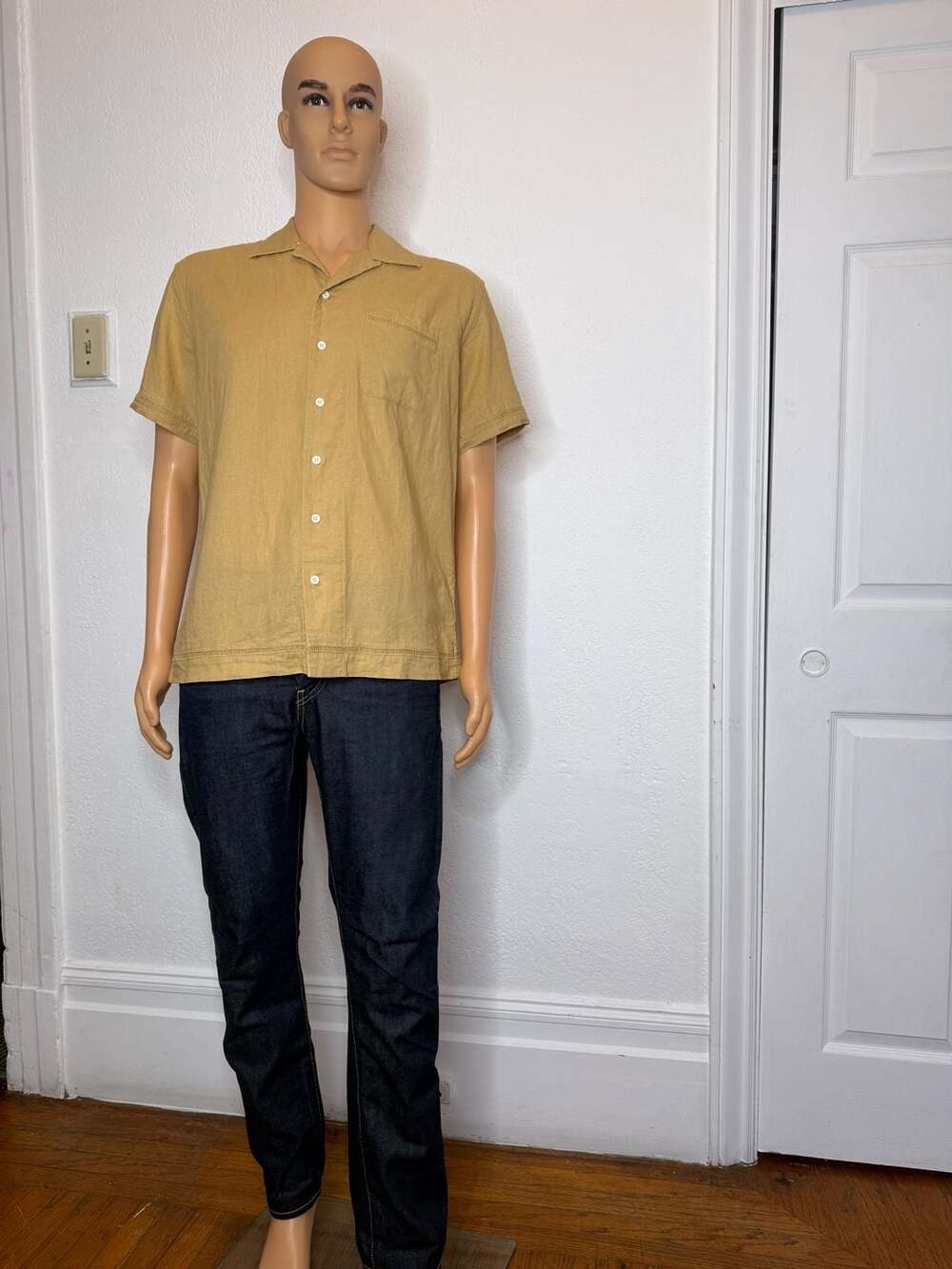 Taylor Stitch Short Sleeve Linen Camp Shirt with Ladder Stitch Detail - Picture 2 of 9
